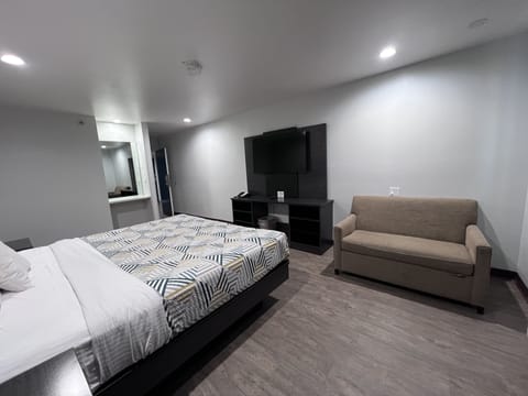 Deluxe Room, 1 King Bed, Non Smoking, Refrigerator & Microwave | Blackout drapes, iron/ironing board, free WiFi, bed sheets