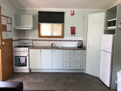 Deluxe Cabin with Ensuite | Private kitchen | Fridge, microwave, stovetop, electric kettle