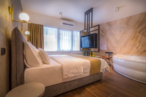 Deluxe Double Room (with Jacuzzi) | Minibar, in-room safe, desk, laptop workspace