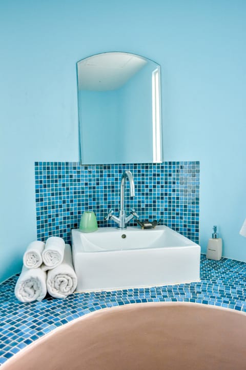 Bungalow | Bathroom | Shower, rainfall showerhead, free toiletries, hair dryer