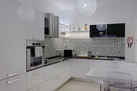 Apartment (2 Bedrooms) | Private kitchen | Oven, toaster, freezer