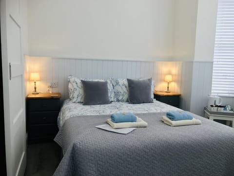 Small Double Room En suite | Iron/ironing board, free WiFi, bed sheets