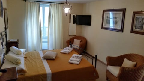Comfort Double Room | Desk, free WiFi, bed sheets
