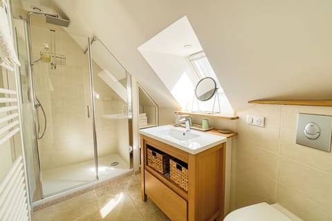 Comfort Cottage | Bathroom | Shower, rainfall showerhead, hair dryer, bathrobes