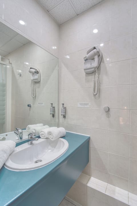 Double Room, Non Smoking | Bathroom | Free toiletries, hair dryer, towels