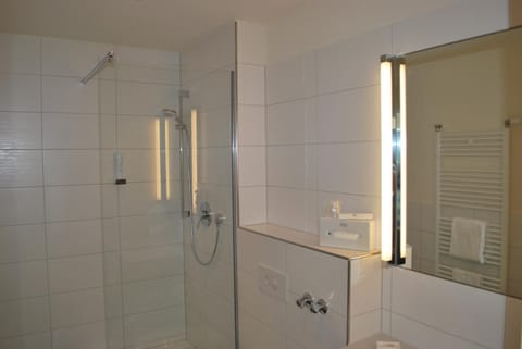 Shower, hydromassage showerhead, free toiletries, hair dryer