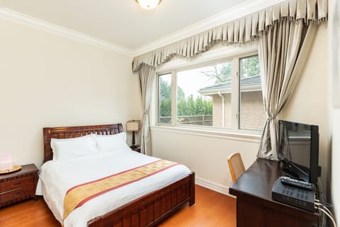 Classic Room, 1 Queen Bed | Desk, laptop workspace, free WiFi, bed sheets