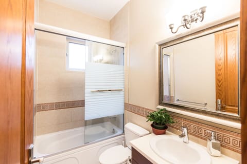 Classic Room, 1 Queen Bed | Bathroom | Combined shower/tub, hair dryer, slippers, heated floors