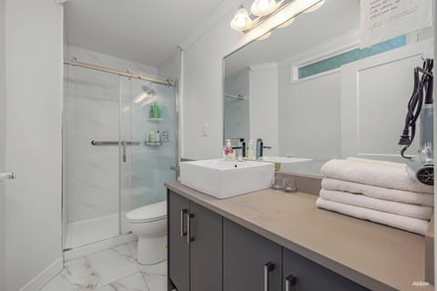 Deluxe Room, 2 Queen Beds, Non Smoking | Bathroom | Combined shower/tub, slippers, towels