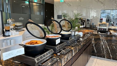 Daily buffet breakfast (KRW 33000 per person)