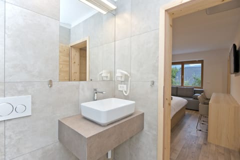 Superior Double Room | Bathroom | Shower, rainfall showerhead, free toiletries, hair dryer