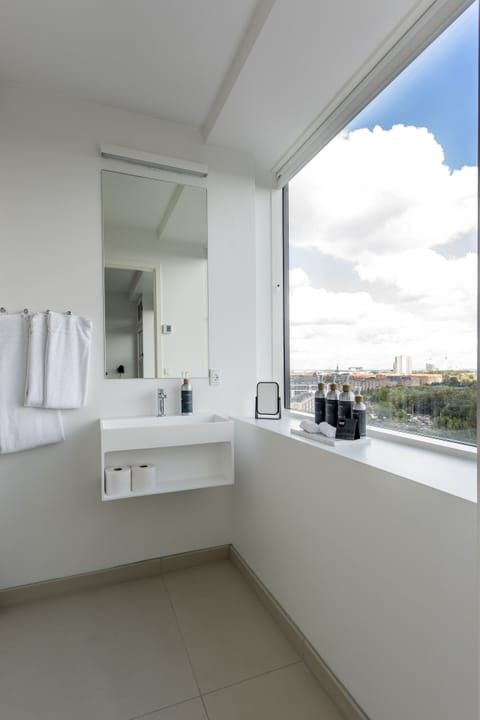 Deluxe Apartment | Bathroom | Shower, free toiletries, hair dryer, towels