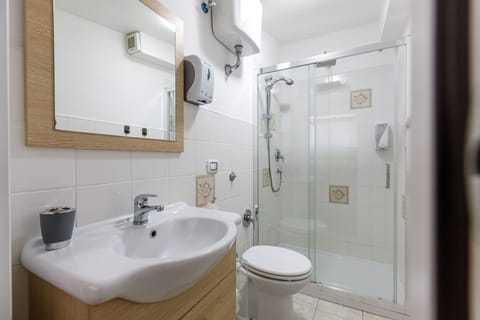 Classic Room, 1 Queen Bed, Non Smoking | Bathroom | Shower, rainfall showerhead, free toiletries, hair dryer