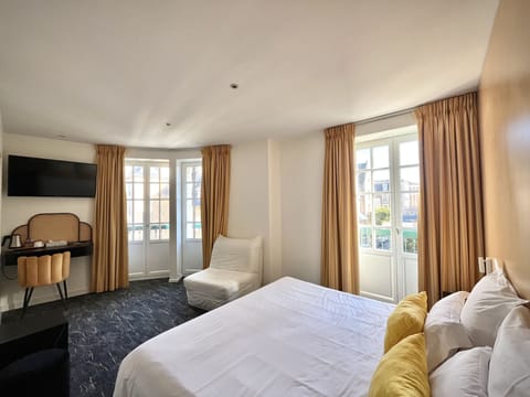 Premium Double Room | Desk, blackout drapes, soundproofing, iron/ironing board