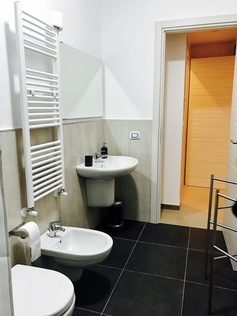 Triple Room | Bathroom | Shower, free toiletries, hair dryer, bidet