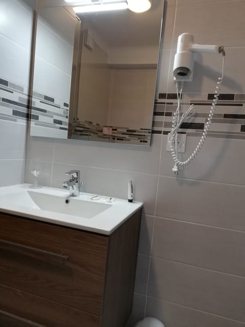 Comfort Double Room | Bathroom sink