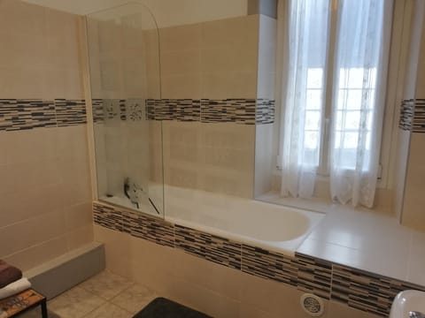 Standard Double Room | Deep soaking bathtub