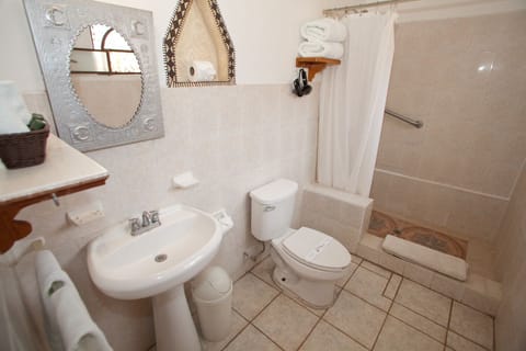 Double Room, 1 King Bed, Kitchenette | Bathroom | Shower, rainfall showerhead, free toiletries, hair dryer