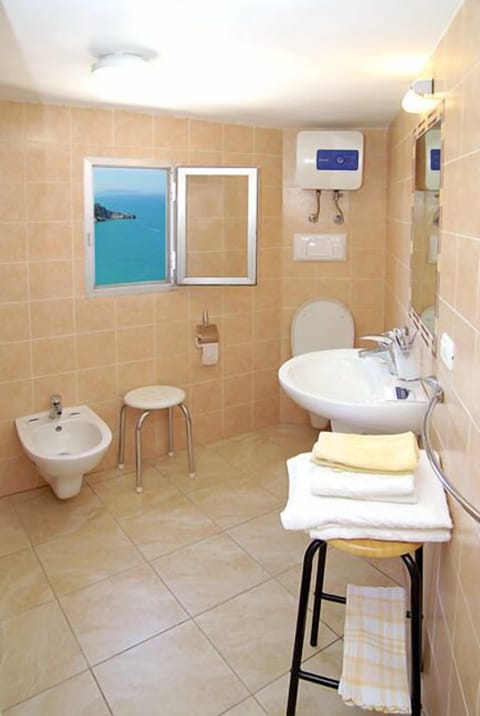 Double Room, Sea View | Bathroom | Shower, free toiletries, hair dryer, slippers