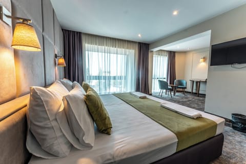 Junior Suite, Accessible | Minibar, in-room safe, blackout drapes, soundproofing