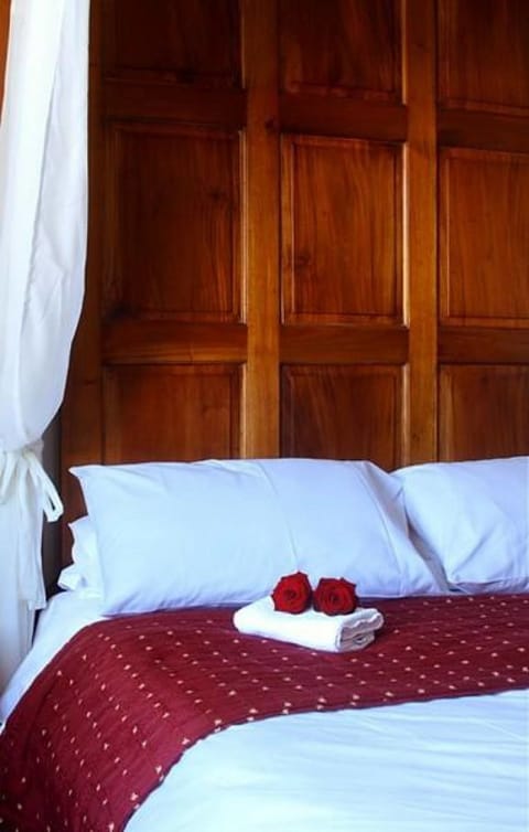 Standard Double Room, Garden View (Four Poster) | Desk, blackout drapes, free WiFi, bed sheets