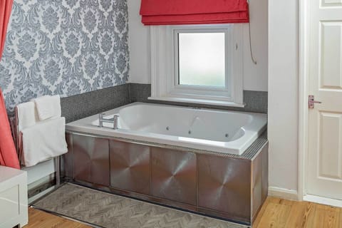 Luxury Double Room | Bathroom | Combined shower/tub, free toiletries, hair dryer, towels