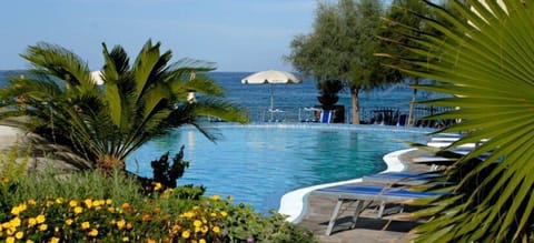 3 indoor pools, 5 outdoor pools, open 9:00 AM to 7:00 PM, sun loungers