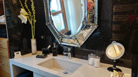 Deluxe Suite, Accessible (Victor) | Bathroom | Shower, rainfall showerhead, free toiletries, hair dryer