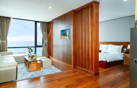 Deluxe Suite, Seaview | Minibar, in-room safe, desk, blackout drapes