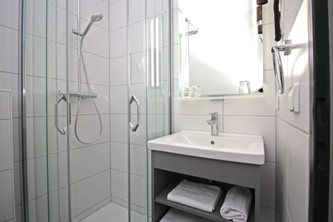 Double Room | Bathroom | Shower, free toiletries, hair dryer, towels