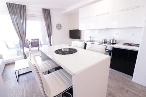 Deluxe Apartment, 2 Bedrooms, Terrace (B6) | In-room dining