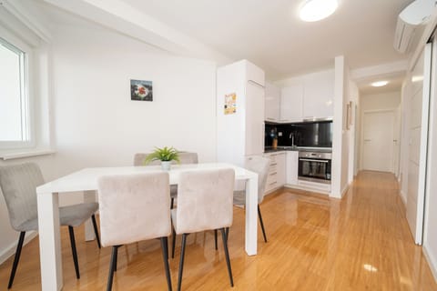 Deluxe Apartment, 2 Bedrooms, Private Pool, Garden View (C1) | In-room dining