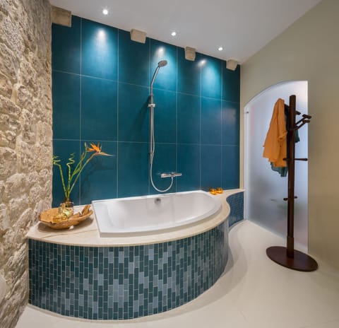 Deluxe Apartment | Bathroom | Shower, free toiletries, hair dryer, towels