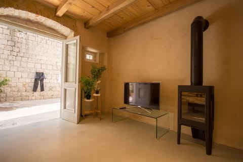 Traditional House, 3 Bedrooms | Living area | Flat-screen TV