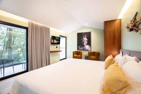 Forest Signature Suite with Plunge Pool | Premium bedding, minibar, in-room safe, blackout drapes