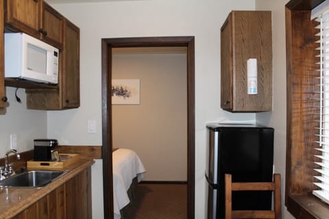 Deluxe Room, 1 Queen Bed, Non Smoking | Private kitchen | Mini-fridge, microwave