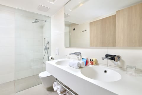 Suite, Balcony | Bathroom | Shower, free toiletries, hair dryer, towels