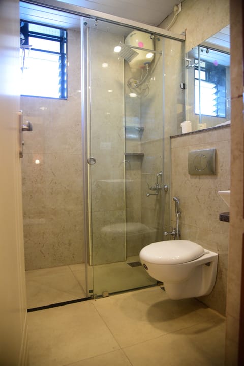 Executive Suite | Bathroom | Shower, towels