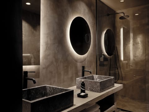 Sunset Suite with Infinity Pool | Bathroom | Combined shower/tub, designer toiletries, hair dryer, bathrobes