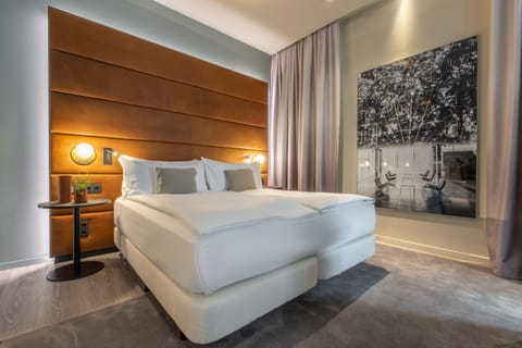 Junior Suite, 1 King Bed | Hypo-allergenic bedding, down comforters, in-room safe, desk