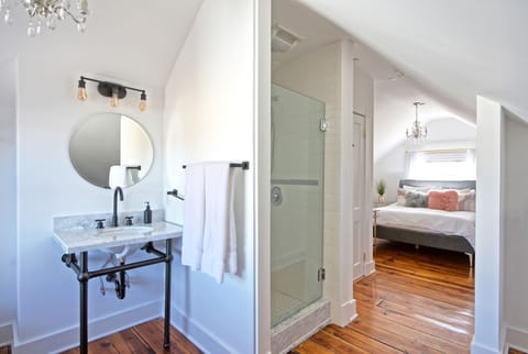 Deluxe Suite | Bathroom | Shower, hydromassage showerhead, free toiletries, hair dryer