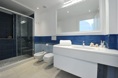 Superior Double Room, Garden View | Bathroom | Shower, rainfall showerhead, free toiletries, hair dryer