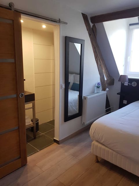 Double Room, Ensuite (Bayeux) | Room amenity