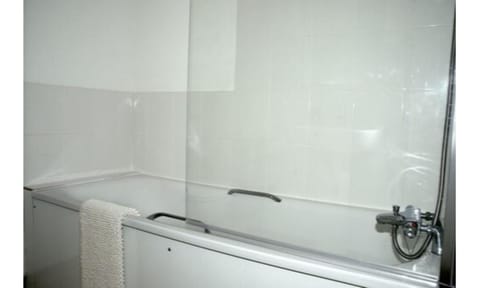 Double Room (Room 1, Large with separate bathroom) | Bathroom | Combined shower/tub, free toiletries, towels