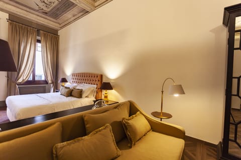 Exclusive Suite | Minibar, in-room safe, desk, blackout drapes