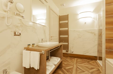 Exclusive Suite | Bathroom | Free toiletries, hair dryer, slippers, bidet