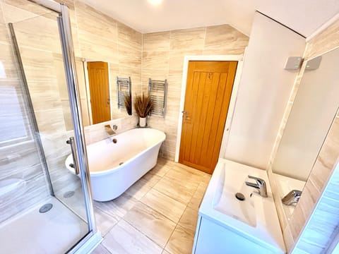 Penthouse Budget Double Room, External Private Bathroom | Bathroom | Free toiletries, hair dryer