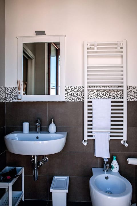 Double Room, Balcony | Bathroom | Shower, rainfall showerhead, hair dryer, bidet