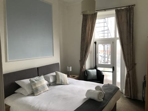 Room 3 | Premium bedding, iron/ironing board, free WiFi, bed sheets