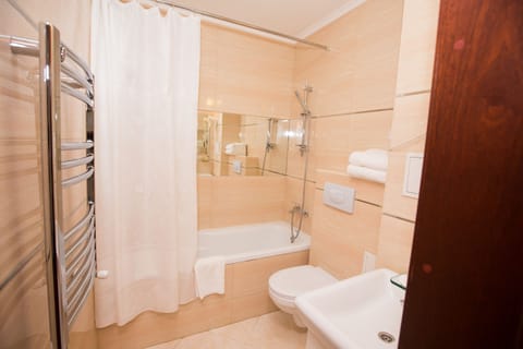 Deep soaking tub, free toiletries, hair dryer, bathrobes